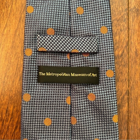 Metropolitan Museum of Art Men’s Polka Dot Tie, 100% Silk, Made in Italy - Picture 6 of 8